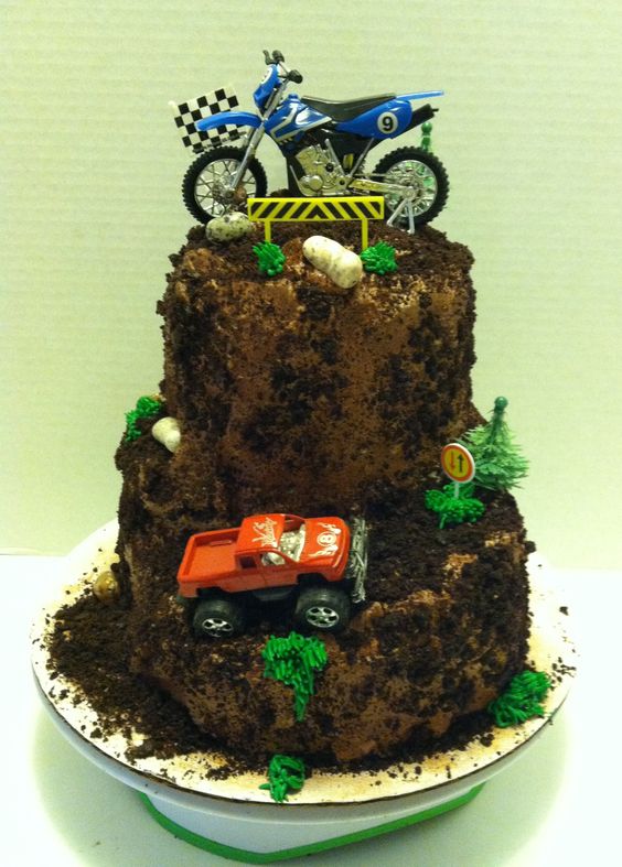 Bike lovers 60th Chocolate Cake | Domestika