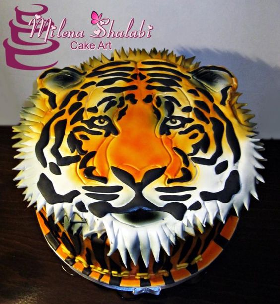 The Cutest Tiger Cupcakes (With Tiger Striped Cake Inside)