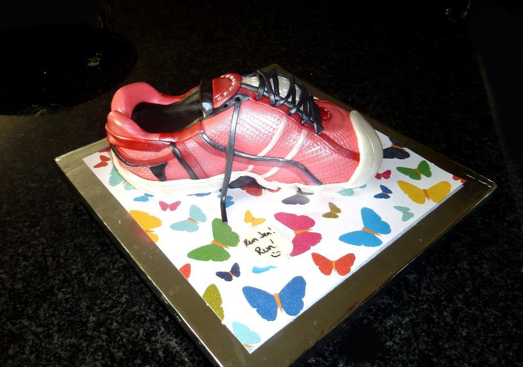 full_4992_92582_RunningShoeCake_1