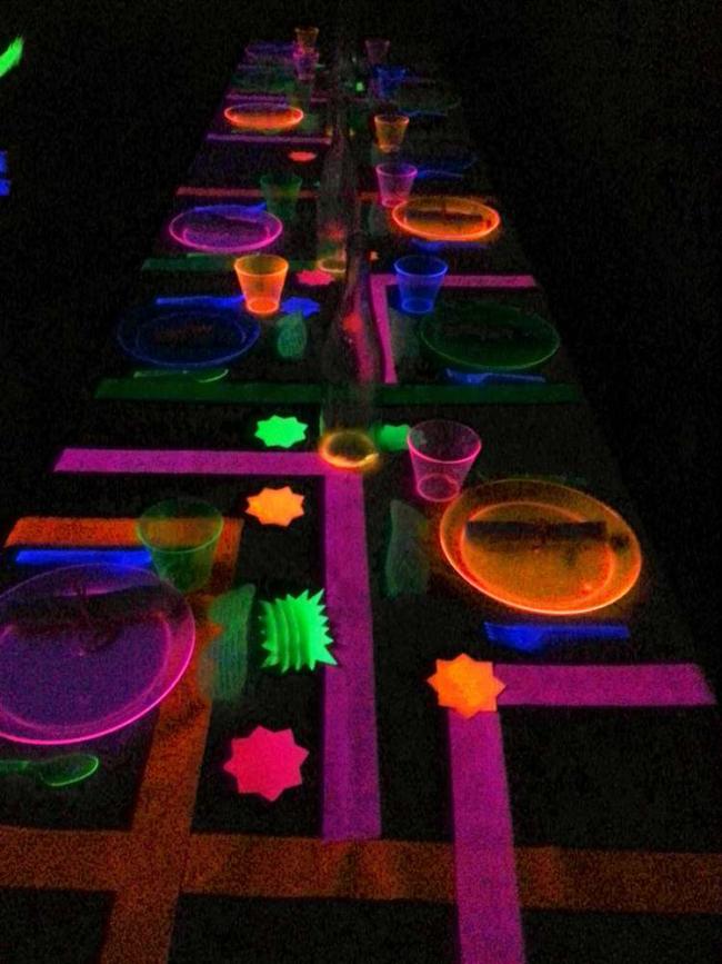 11-glow-party-guest-table-decoration-ideas