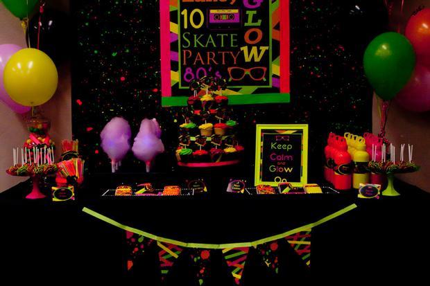 14-glowing-neon-dessert-table-decoration-ideas