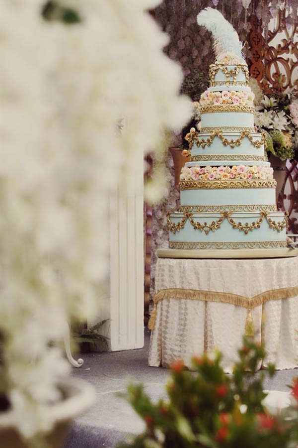 blue-and-gold-wedding-cake