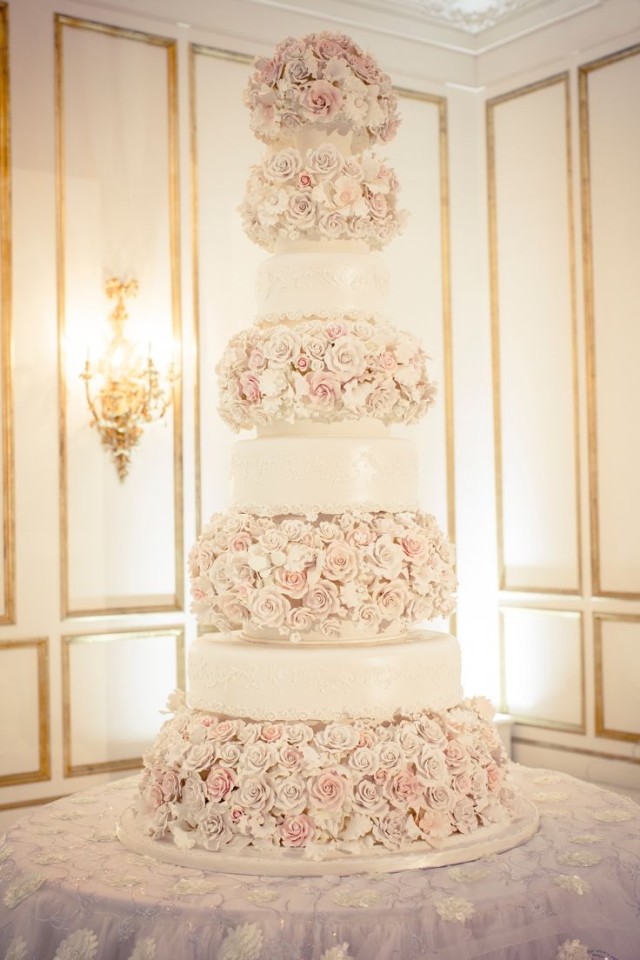 huge-sugar-flowers-wedding-cake-640x960