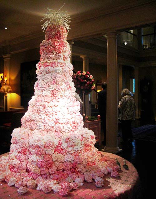 pink-flowers-huge-wedding-cake