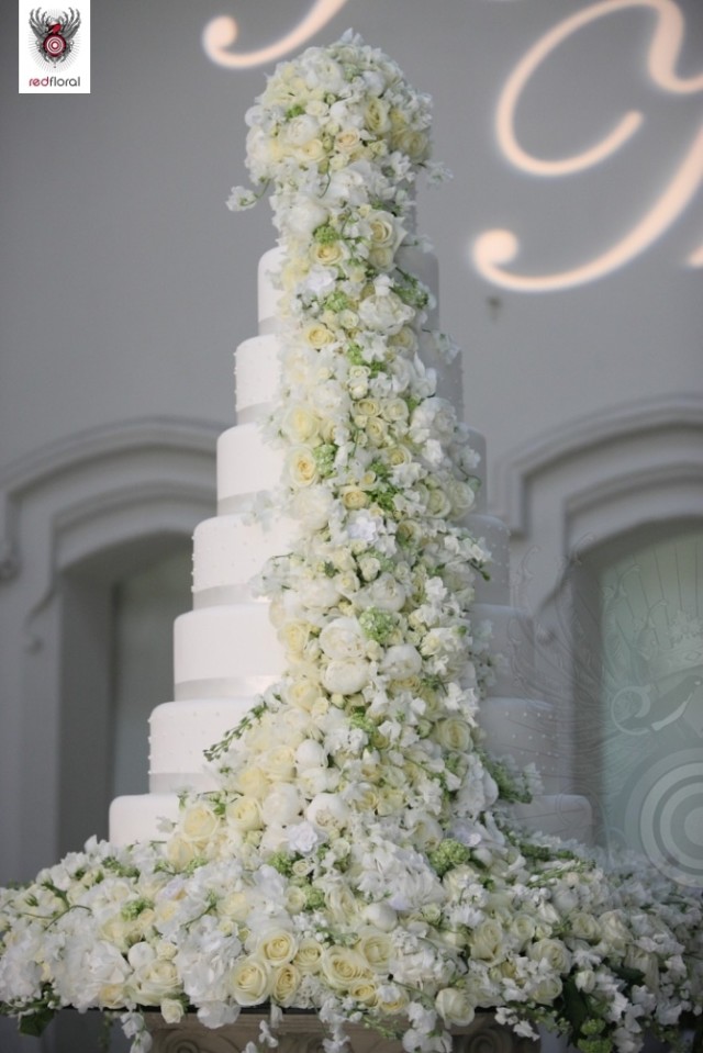 white-big-wedding-cake-with-white-and-yellow-flowers-640x959