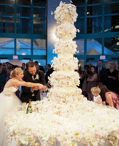 white-suge-flowers-big-wedding-cake