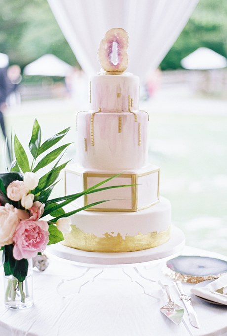 2016_bridescom-Editorial_Images-08-modern-wedding-cakes-large-modern-wedding-cakes-allison-kuhn-photography