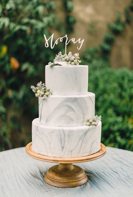 2016_bridescom-Editorial_Images-08-modern-wedding-cakes-large-modern-wedding-cakes-rustic-white-photography