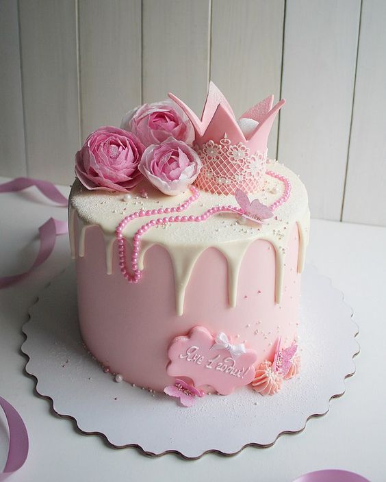 Some beautiful Tiara themed Cakes / International Tiara Day Cake ideas